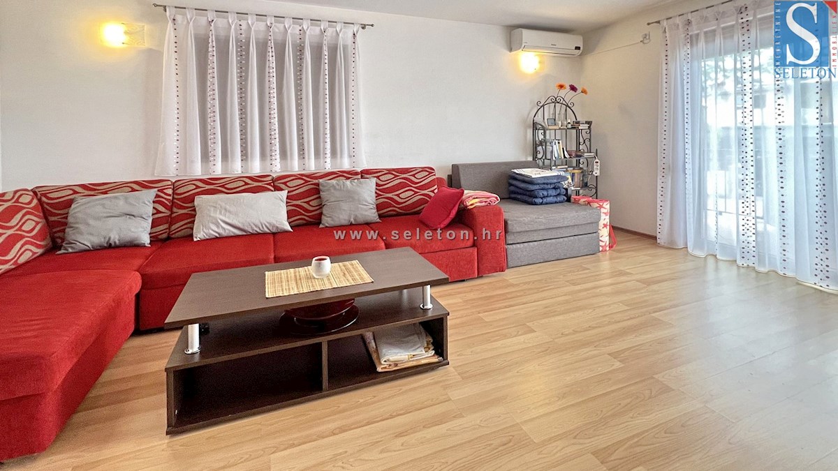 Poreč-Parenzo, casa indipendente di 160 m2 con piscina