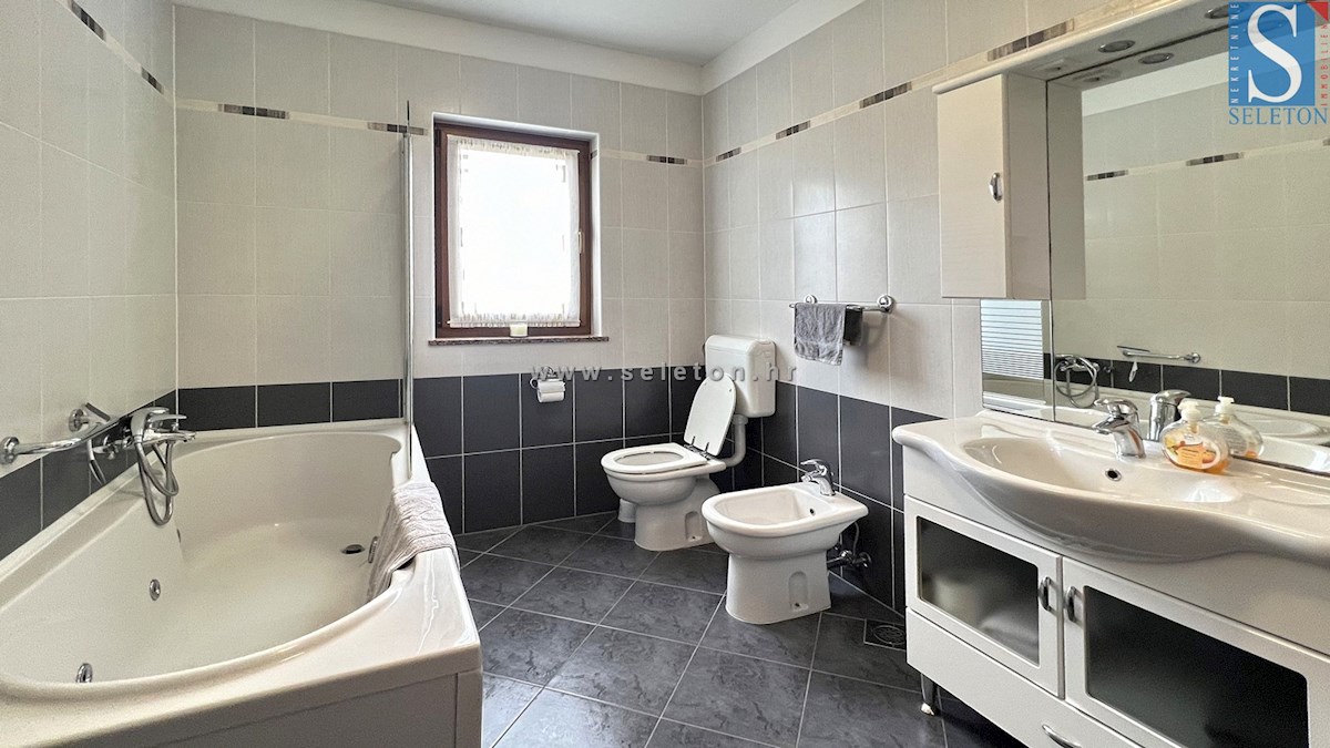 Poreč-Parenzo, casa indipendente di 160 m2 con piscina