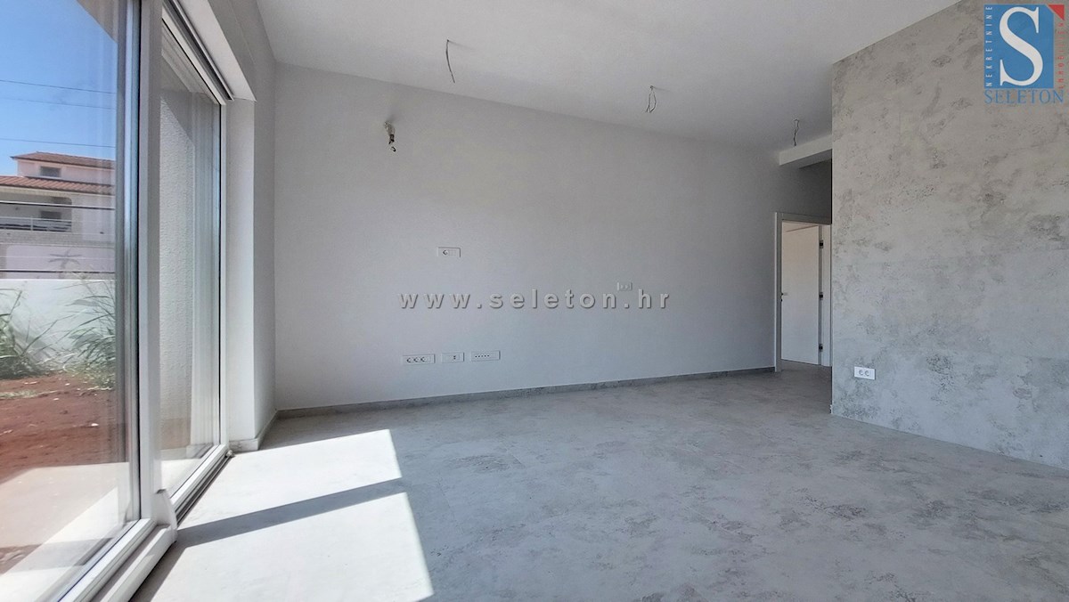 Poreč-Parenzo - nuovo appartamento di 88 m2 con giardino, due posti auto