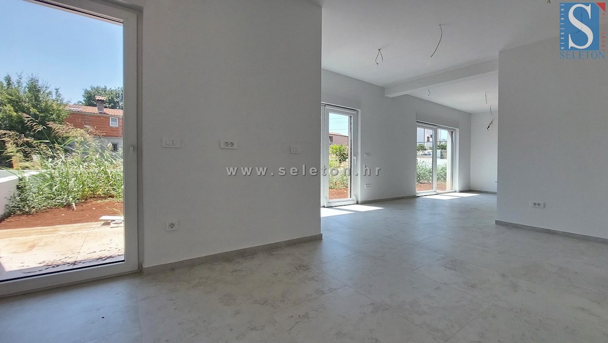 Poreč-Parenzo - nuovo appartamento di 88 m2 con giardino, due posti auto