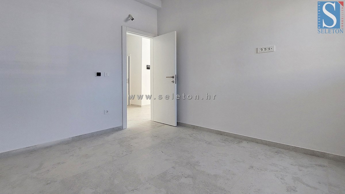 Poreč-Parenzo - nuovo appartamento di 88 m2 con giardino, due posti auto