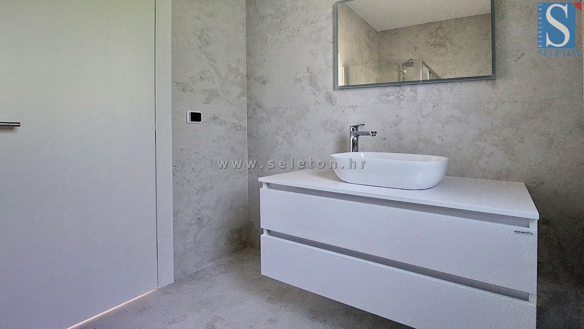 Poreč-Parenzo - nuovo appartamento di 88 m2 con giardino, due posti auto