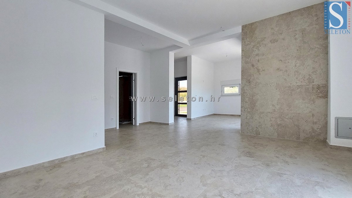 Poreč-Parenzo - nuovo moderno appartamento di 76 m2 con giardino, due posti auto