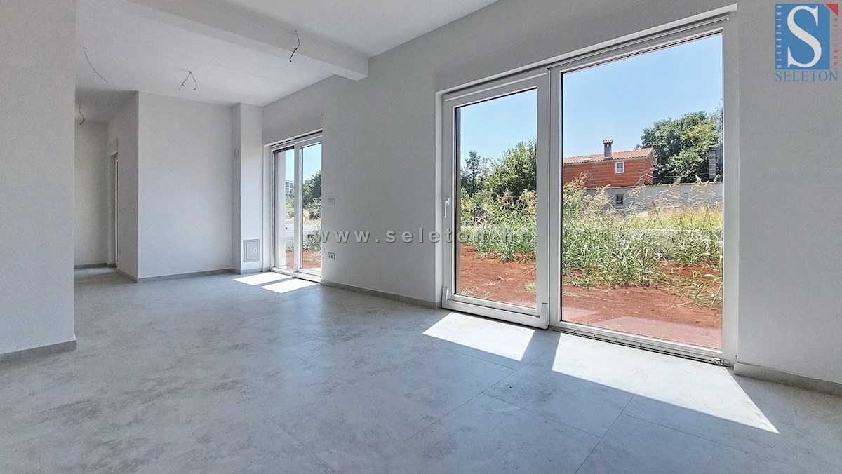 Poreč-Parenzo - nuovo appartamento di 88 m2 con giardino, due posti auto