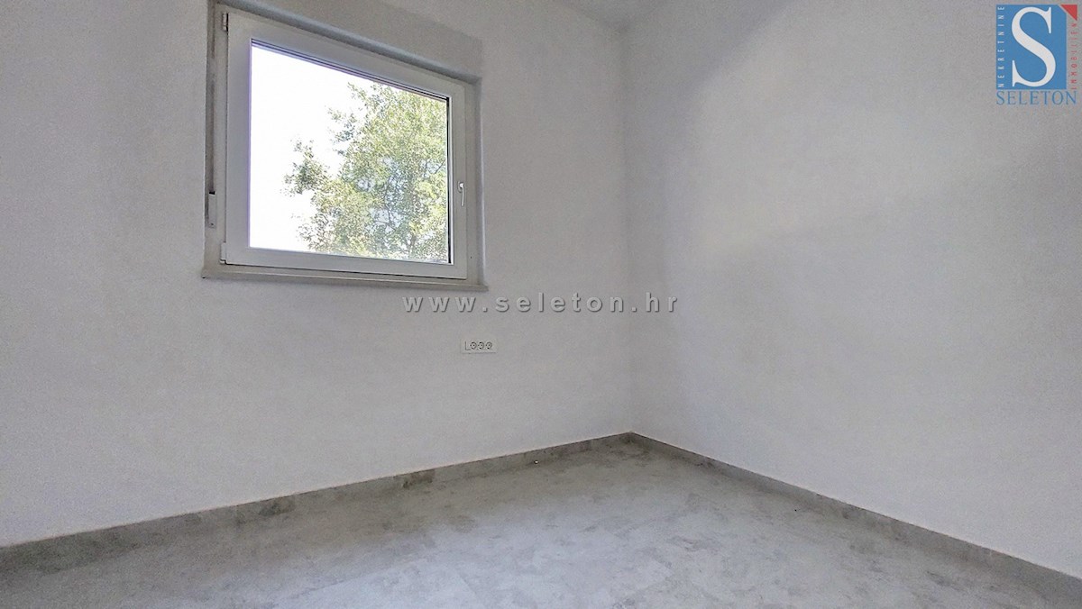 Poreč-Parenzo - nuovo appartamento di 88 m2 con giardino, due posti auto