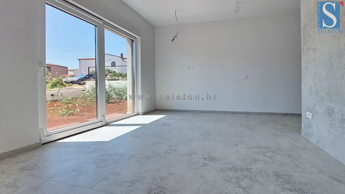 Poreč-Parenzo - nuovo appartamento di 88 m2 con giardino, due posti auto