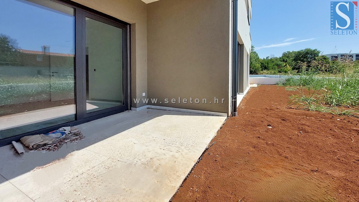 Poreč-Parenzo - nuovo appartamento di 88 m2 con giardino, due posti auto