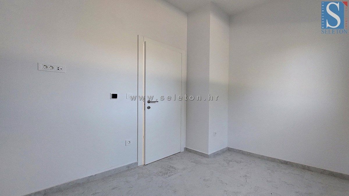 Poreč-Parenzo - nuovo appartamento di 88 m2 con giardino, due posti auto