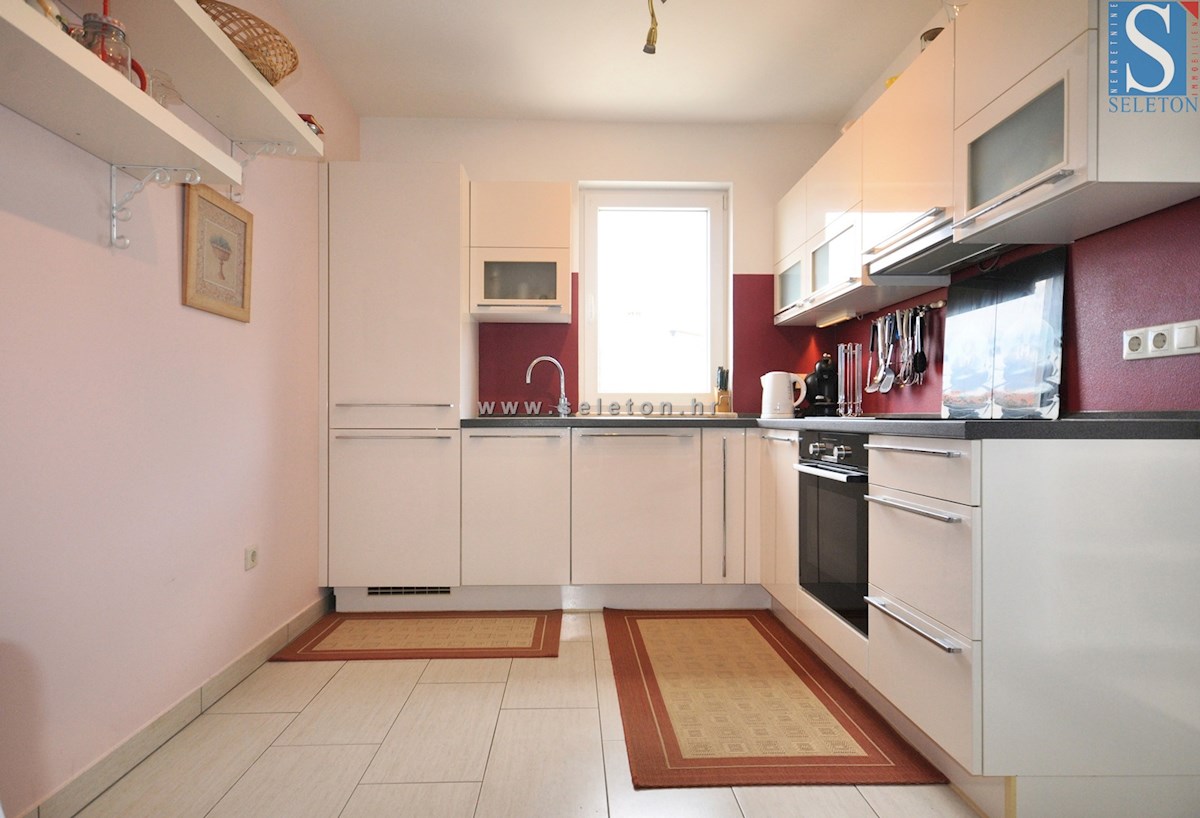 Poreč, casa indipendente di 180 m2, piscina, 2 appartamenti