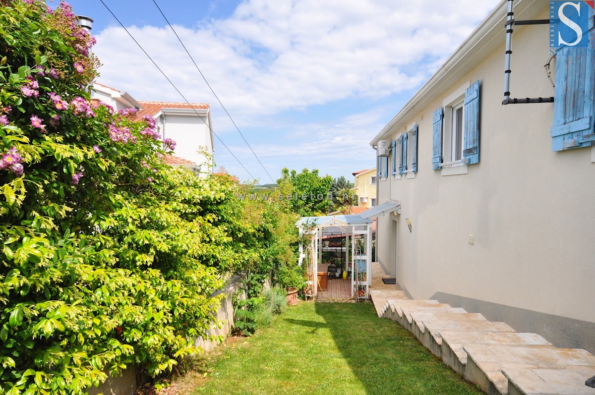 Poreč, casa indipendente di 180 m2, piscina, 2 appartamenti