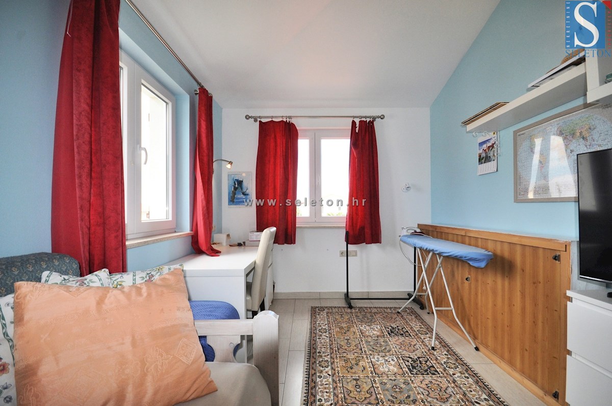 Poreč, casa indipendente di 180 m2, piscina, 2 appartamenti