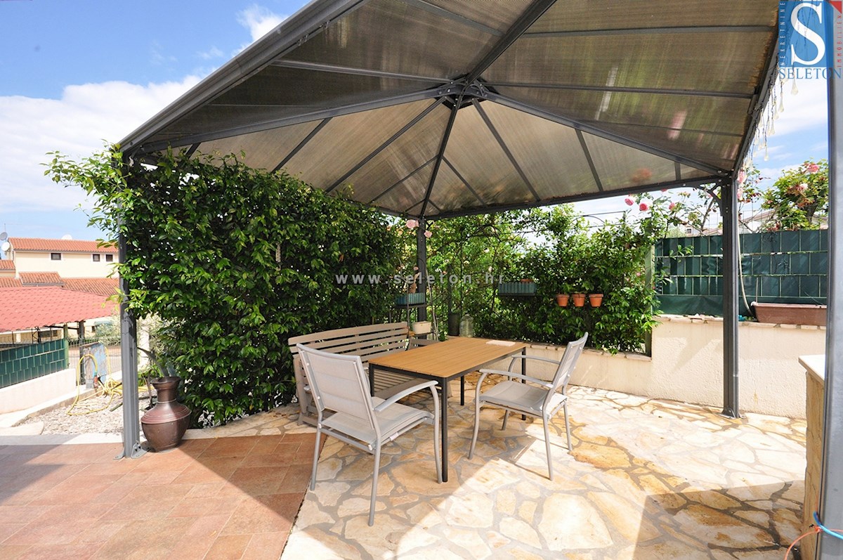 Poreč, casa indipendente di 180 m2, piscina, 2 appartamenti