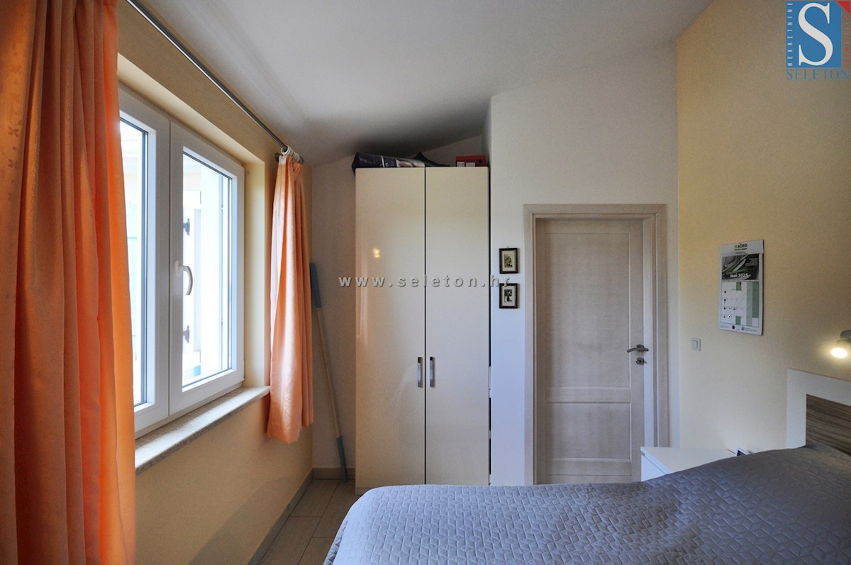 Poreč, casa indipendente di 180 m2, piscina, 2 appartamenti