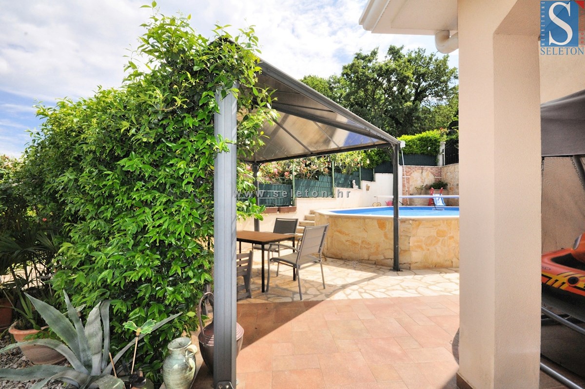 Poreč, casa indipendente di 180 m2, piscina, 2 appartamenti