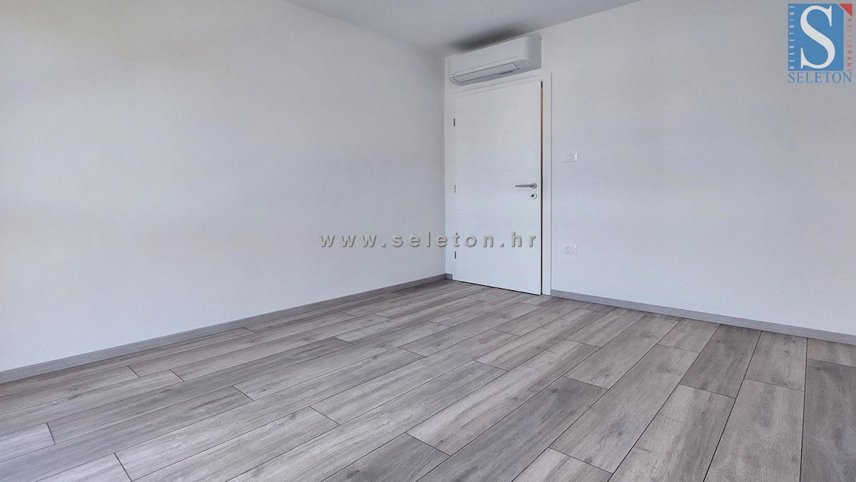 Istria, Poreč, nuovo appartamento di 67 m2 con vista mare, ASCENSORE, 2 posti auto