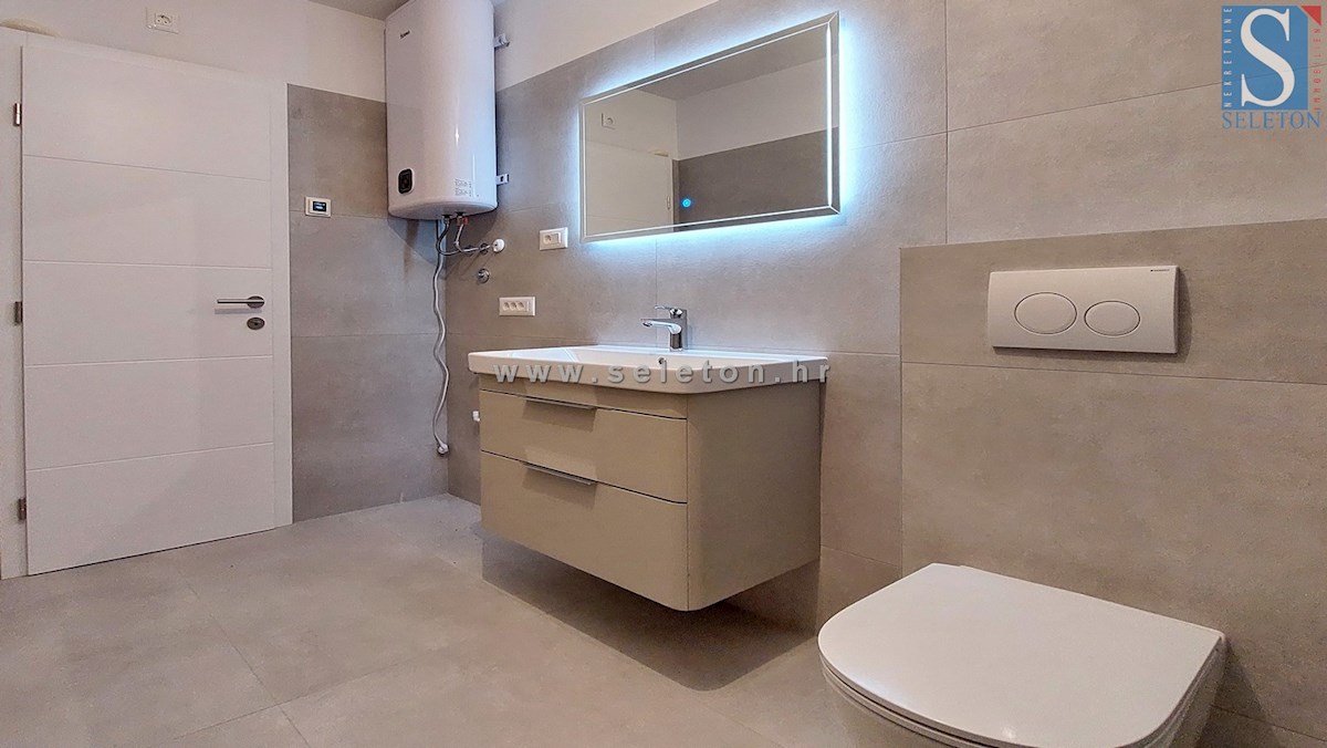 Istria, Poreč, nuovo appartamento di 67 m2 con vista mare