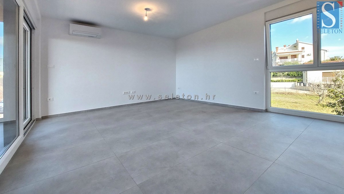 Istria, Poreč, nuovo appartamento di 67 m2 con vista mare