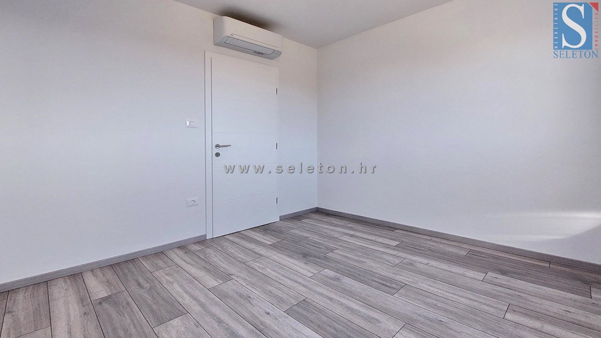 Istria, Poreč, nuovo appartamento di 67 m2 con vista mare