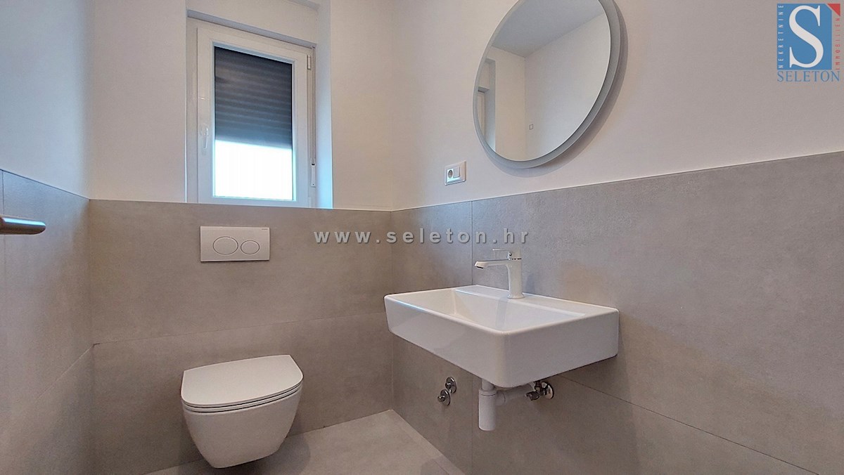 Istria, Poreč, nuovo appartamento di 67 m2 con vista mare