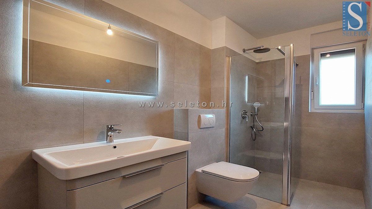 Istria, Poreč, nuovo appartamento di 67 m2 con vista mare