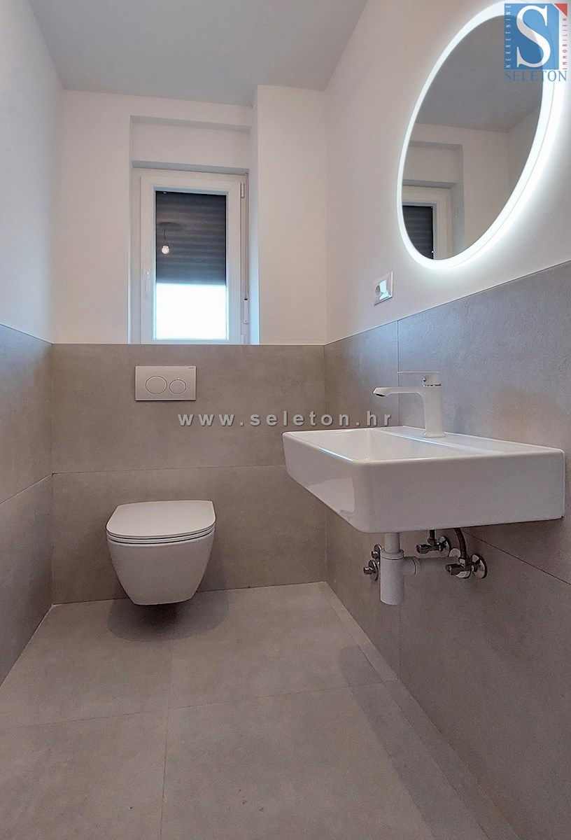 Istria, Poreč, nuovo appartamento di 67 m2 con vista mare