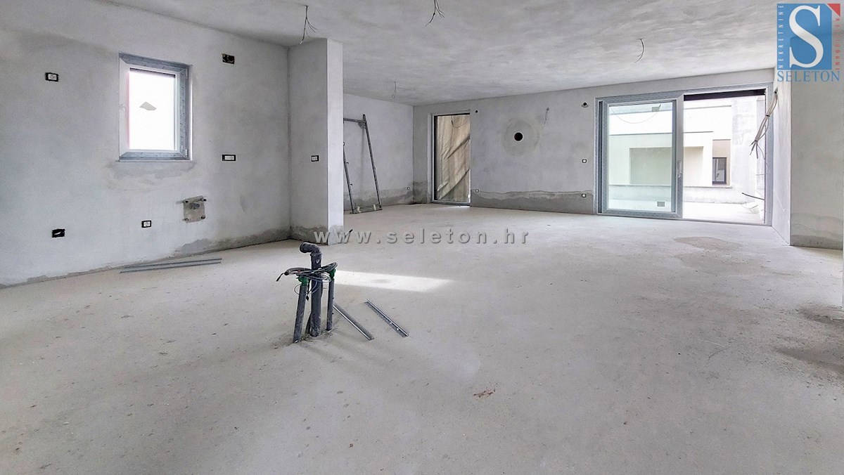 Istria, Poreč-Parenzo, nuovo appartamento di 161 m2, 2° piano, vista mare, a circa 800 m dal mare (in linea d'aria)