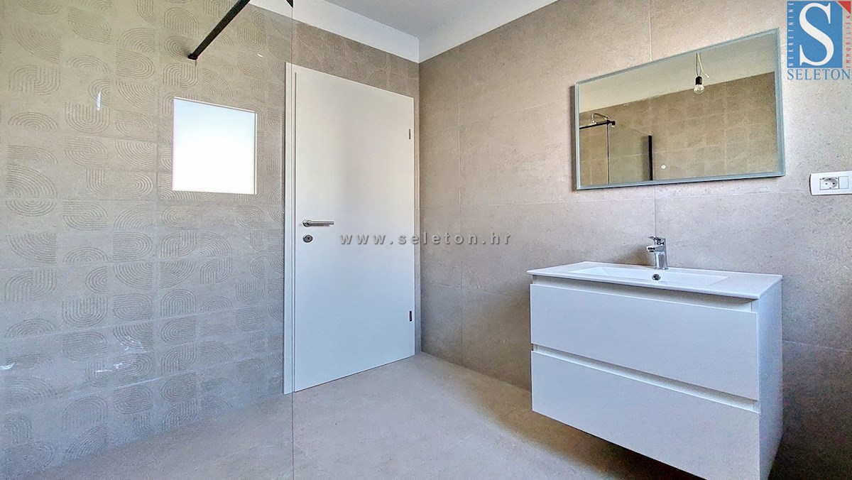 Nuovo appartamento nelle vicinanze di Poreč-Parenzo di 86 m2 con una grande terrazza sul tetto di 86 m2