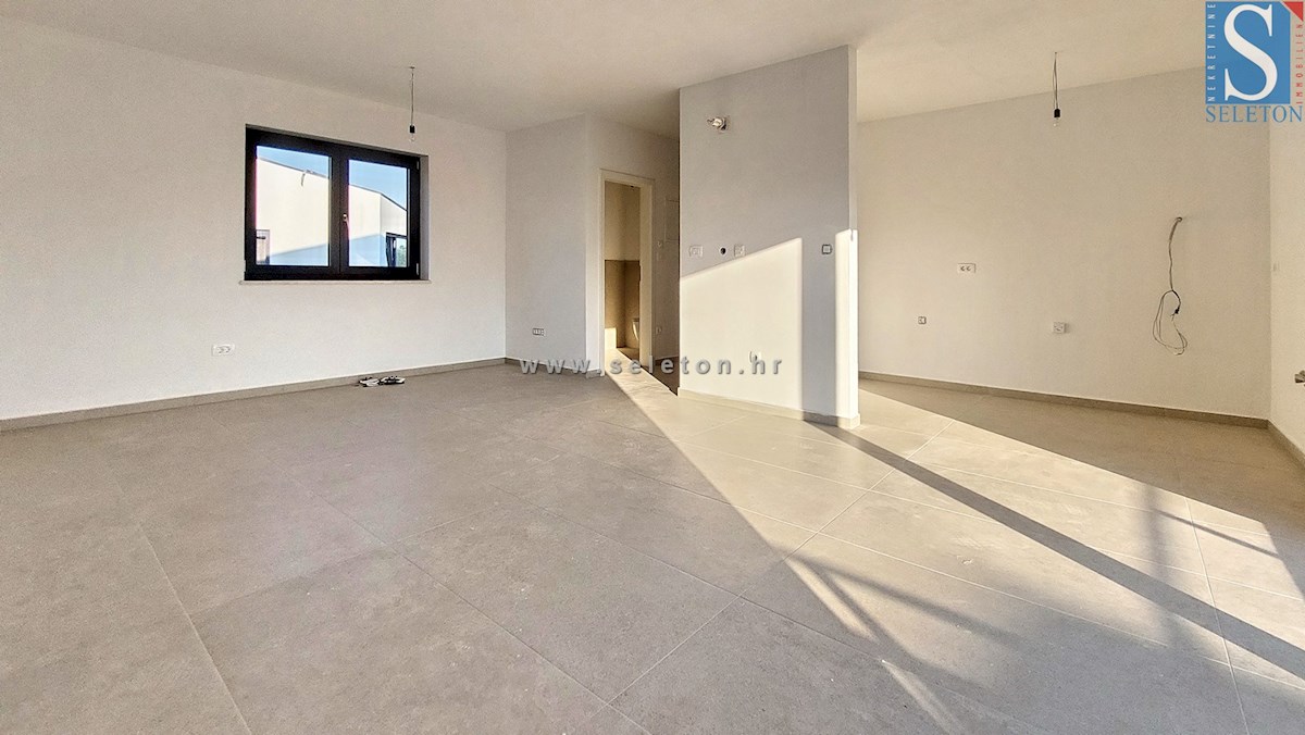 Nuovo appartamento nelle vicinanze di Poreč-Parenzo di 86 m2 con una grande terrazza sul tetto di 86 m2