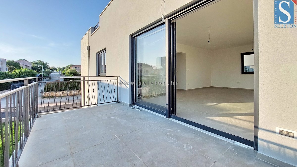 Nuovo appartamento nelle vicinanze di Poreč-Parenzo di 86 m2 con una grande terrazza sul tetto di 86 m2