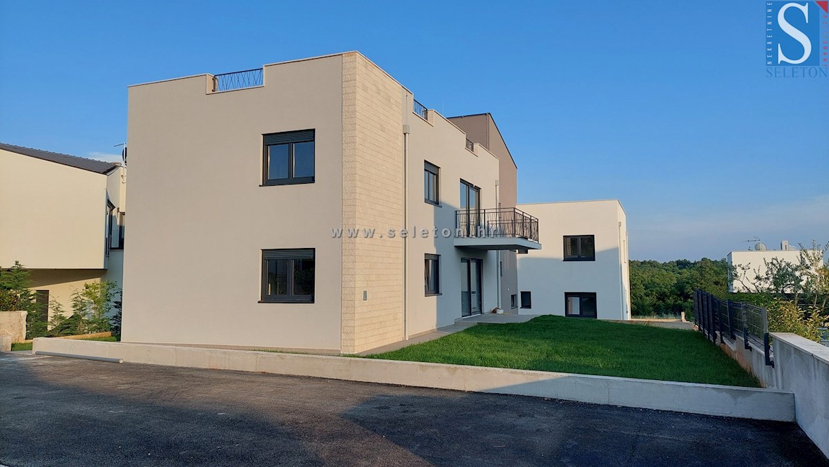 Nuovo appartamento nelle vicinanze di Poreč-Parenzo di 86 m2 con una grande terrazza sul tetto di 86 m2