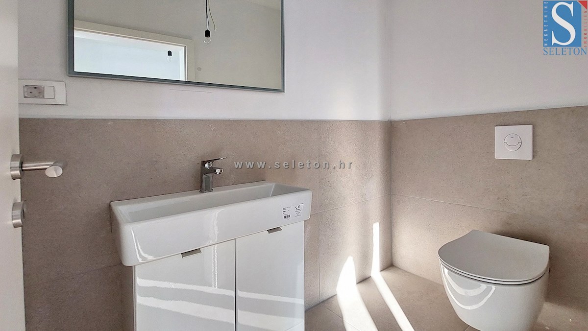 Nuovo appartamento nelle vicinanze di Poreč-Parenzo di 86 m2 con una grande terrazza sul tetto di 86 m2