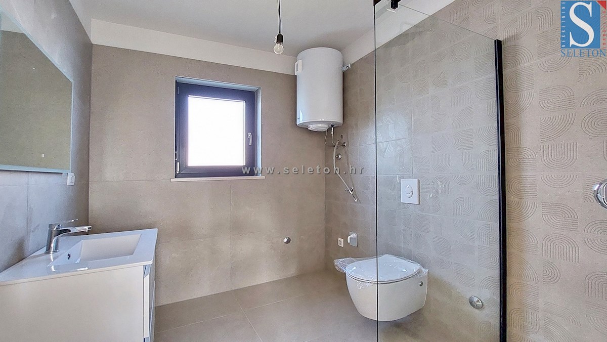 Nuovo appartamento nelle vicinanze di Poreč-Parenzo di 86 m2 con una grande terrazza sul tetto di 86 m2