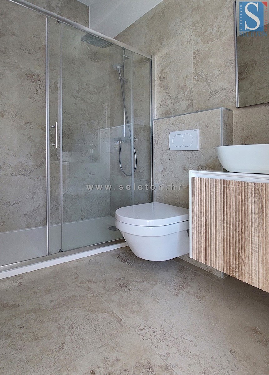 Poreč-Parenzo - nuovo appartamento di 76 m2 con giardino, due posti auto