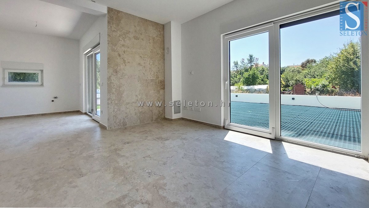 Poreč-Parenzo - nuovo appartamento di 76 m2 con giardino, due posti auto