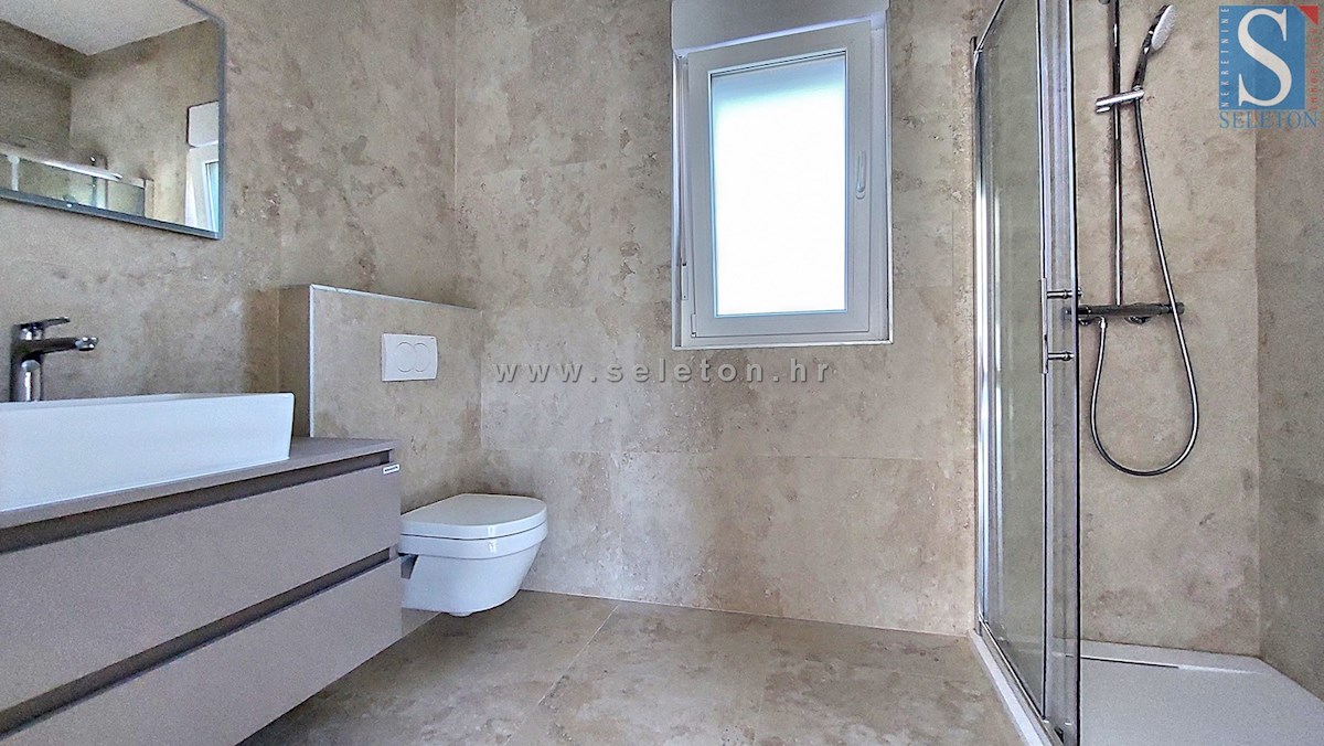 Poreč-Parenzo - nuovo appartamento di 76 m2 con giardino, due posti auto