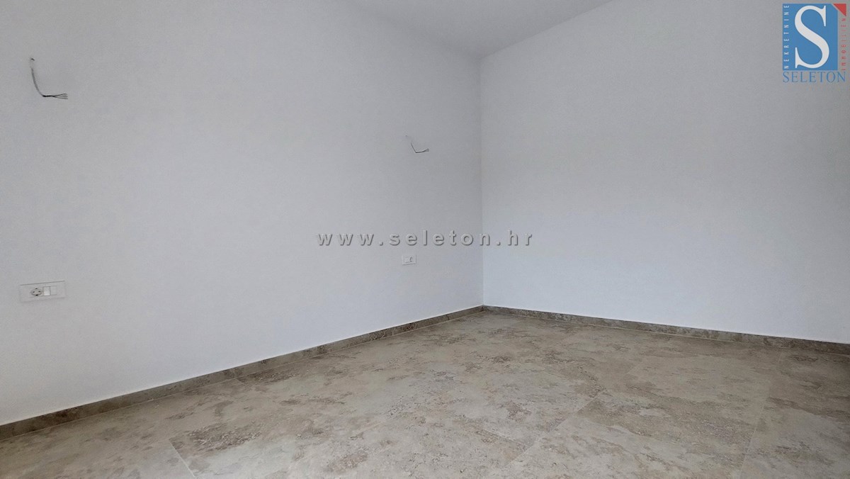 Poreč-Parenzo - nuovo appartamento di 76 m2 con giardino, due posti auto