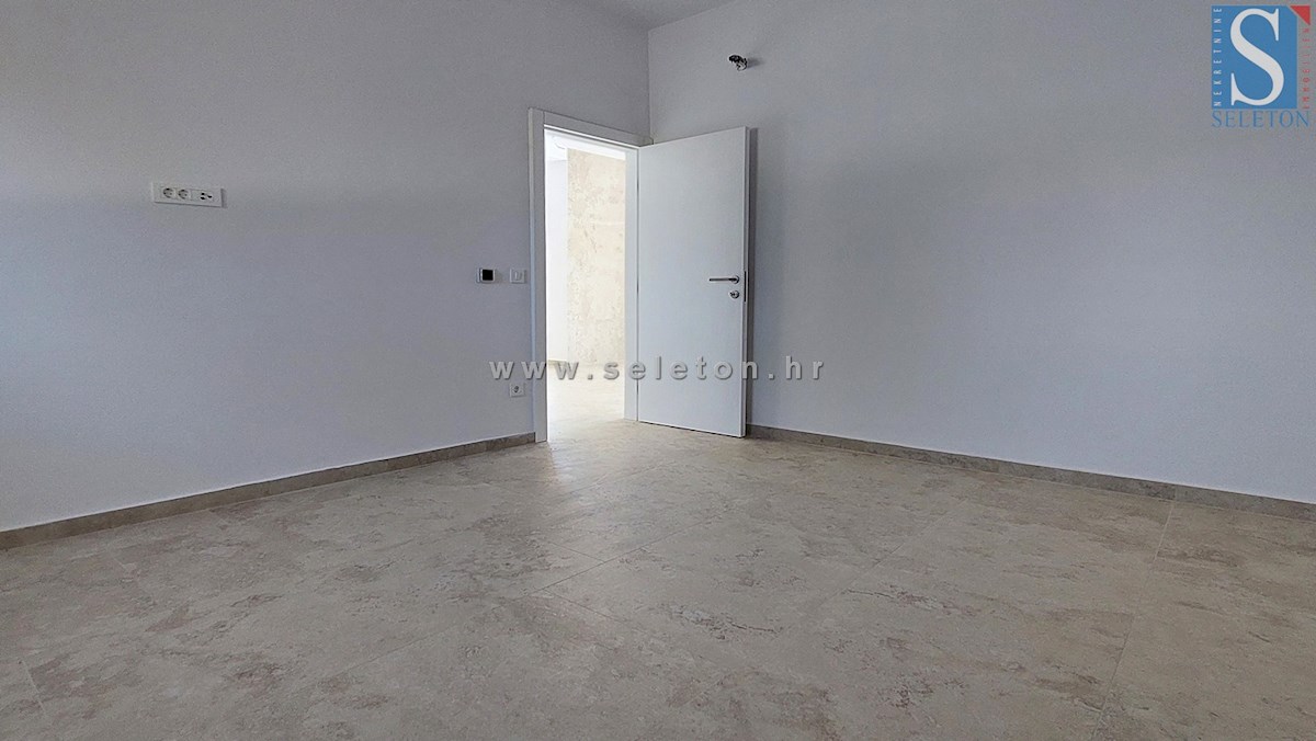 Poreč-Parenzo - nuovo appartamento di 76 m2 con giardino, due posti auto