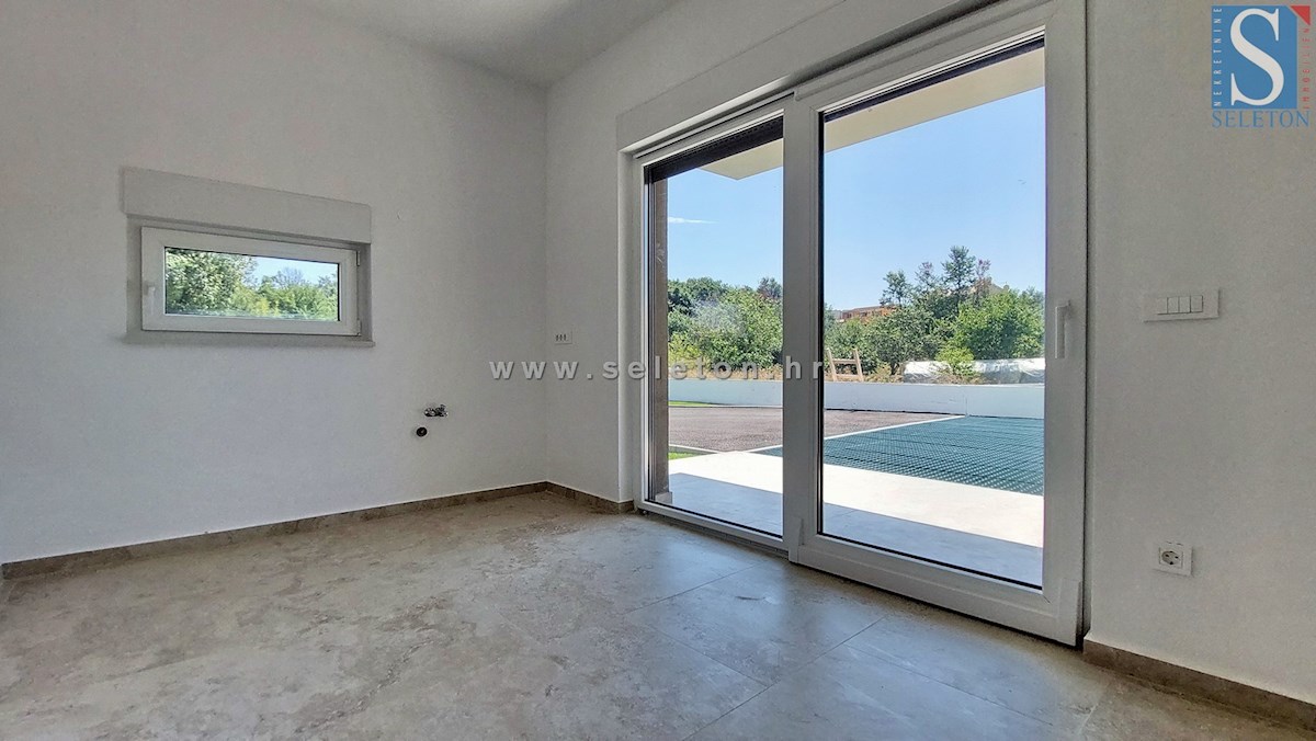 Poreč-Parenzo - nuovo appartamento di 76 m2 con giardino, due posti auto