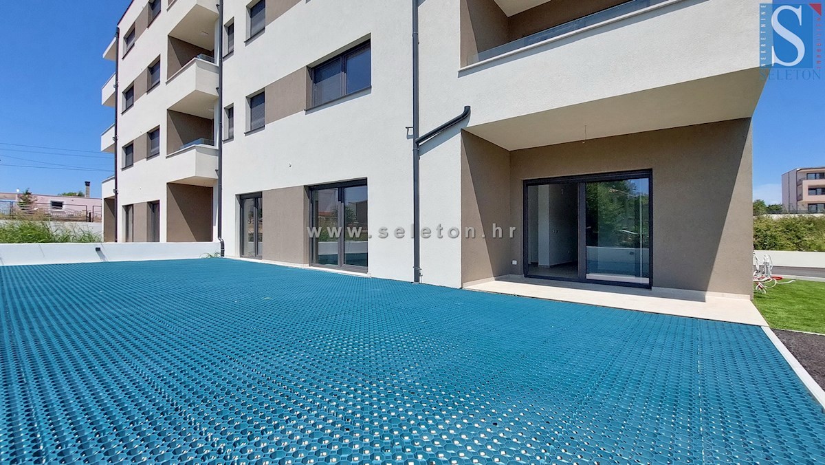 Poreč-Parenzo - nuovo appartamento di 76 m2 con giardino, due posti auto