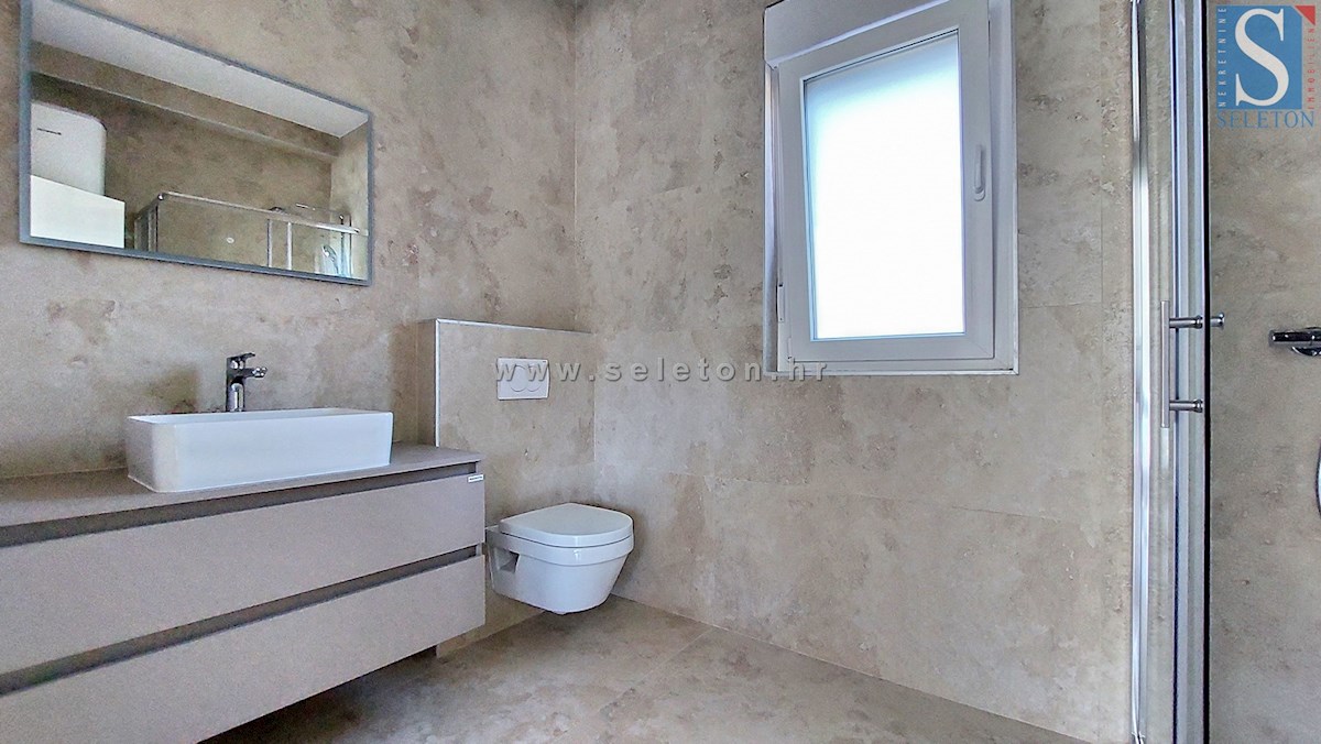 Poreč-Parenzo - nuovo appartamento di 76 m2 con giardino, due posti auto