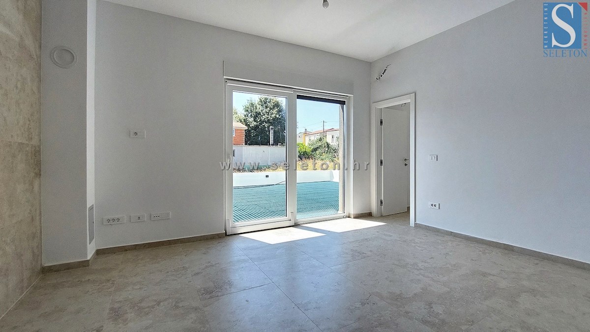 Poreč-Parenzo - nuovo appartamento di 76 m2 con giardino, due posti auto