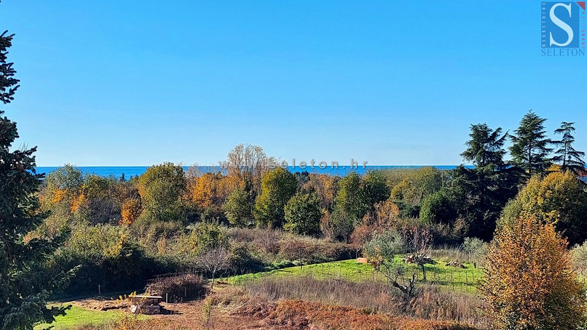 Appartamento ristrutturato a Poreč-Parenzo di 88 m2 con vista mare, a ca. 800 m dal mare (in linea d'aria)