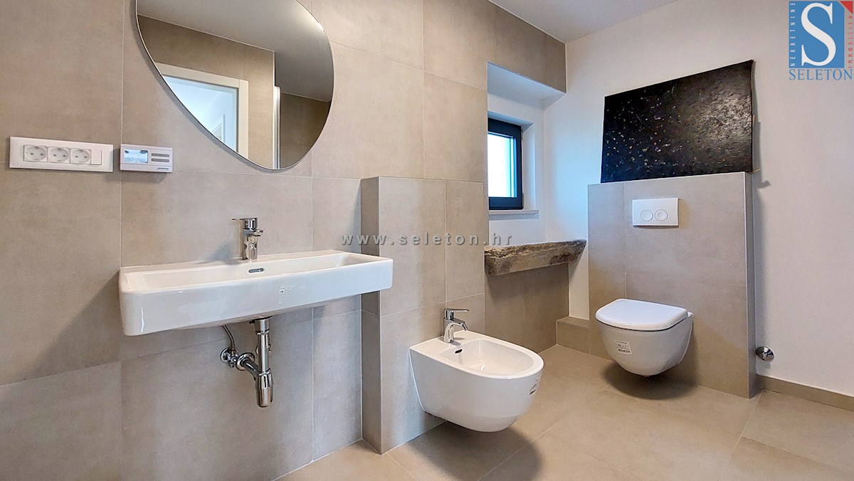 Poreč-Parenzo - dintorni, appartamento completamente ristrutturato su due piani di 85 m2