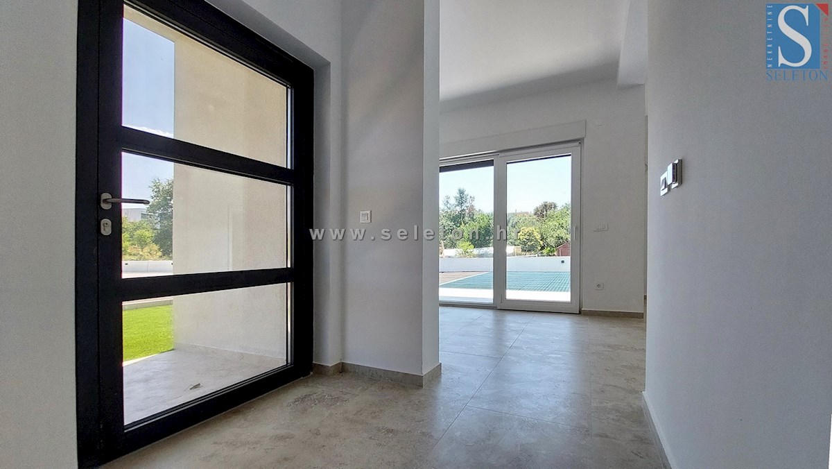 Poreč-Parenzo - nuovo moderno appartamento di 76 m2 con giardino, due posti auto