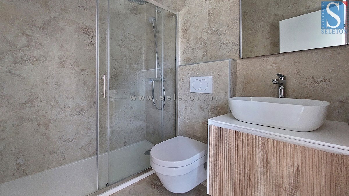 Poreč-Parenzo - nuovo moderno appartamento di 76 m2 con giardino, due posti auto