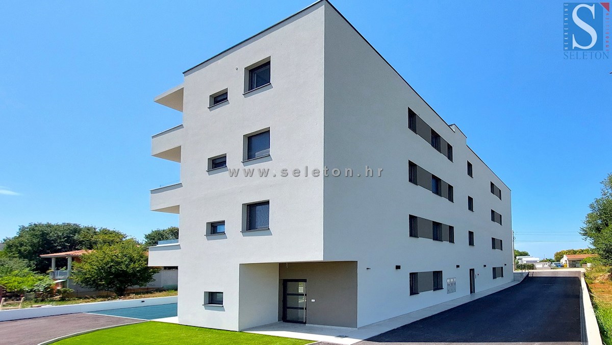 Poreč-Parenzo - nuovo moderno appartamento di 76 m2 con giardino, due posti auto