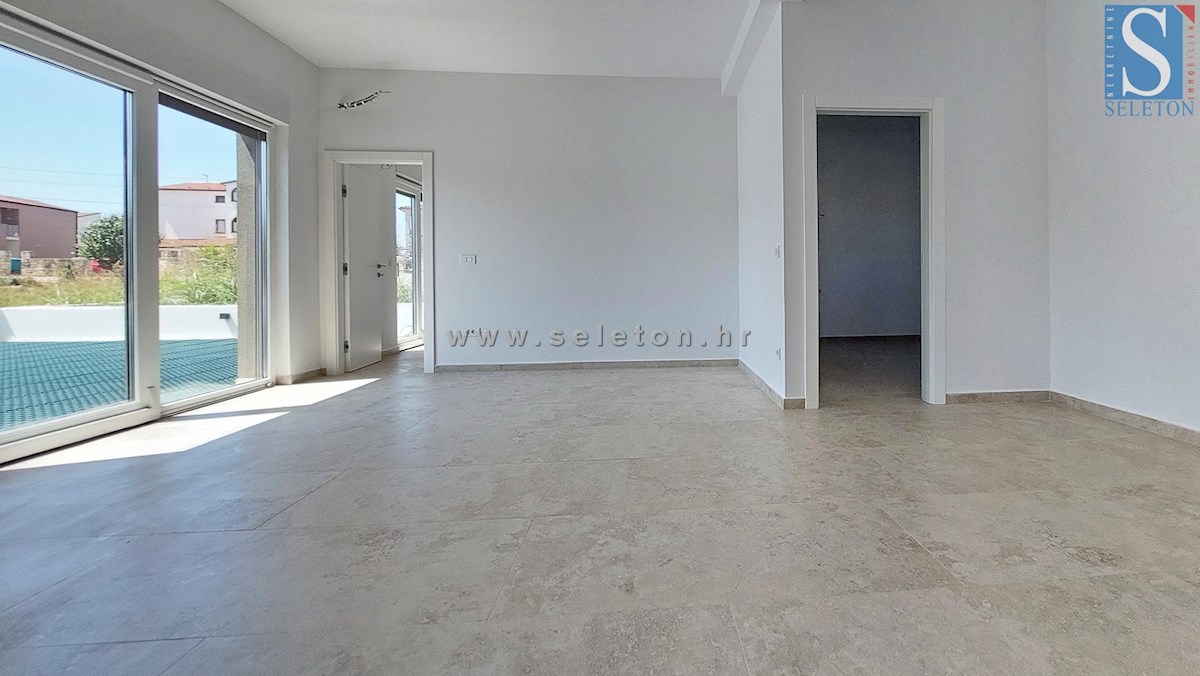 Poreč-Parenzo - nuovo moderno appartamento di 76 m2 con giardino, due posti auto