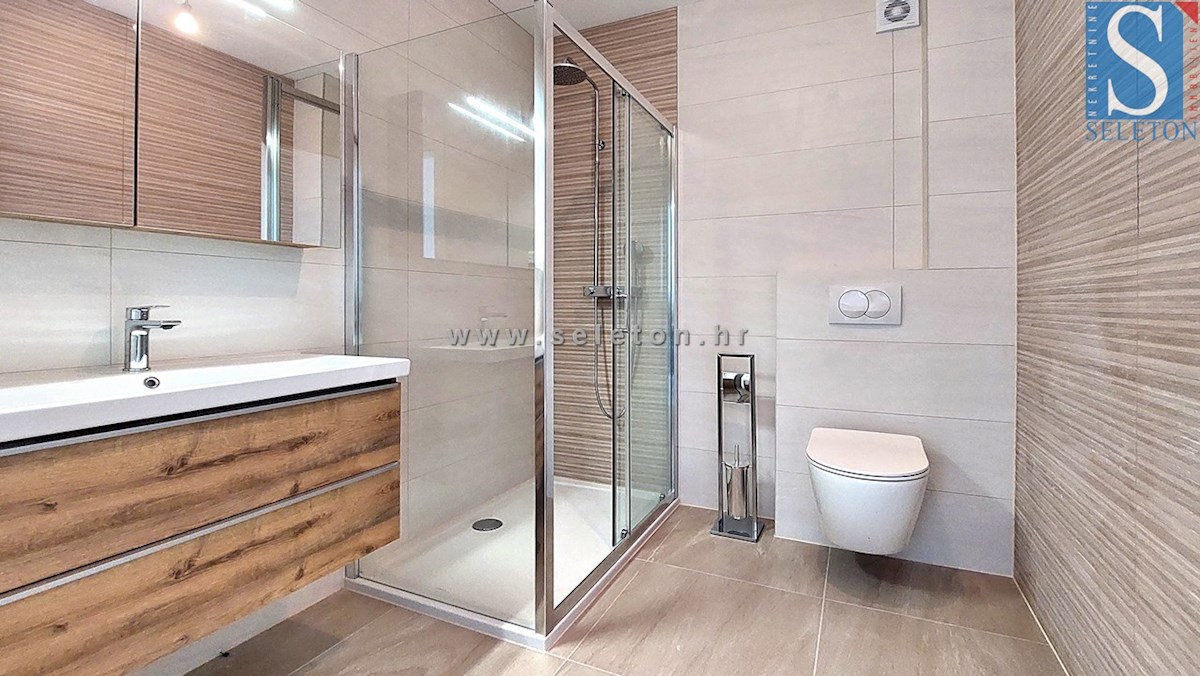 Nuovo appartamento di 84 m2 + terrazza sul tetto di 56 m2 con vista mare