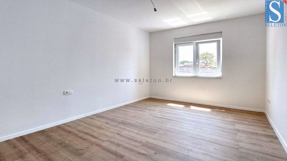 Nuovo appartamento nelle vicinanze di Poreč-Parenzo di 72 m2 con giardino di 170 m2