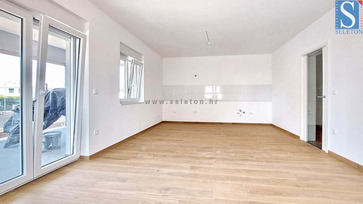 Nuovo appartamento nelle vicinanze di Poreč-Parenzo di 72 m2 con giardino di 170 m2